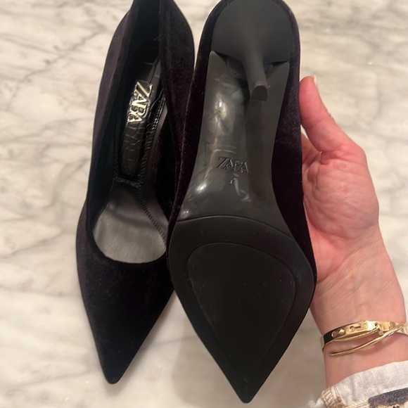 Zara velvet pumps. Never worn, brand new! I wear 6.5-7, these fit like a 7 - Picture 2 of 4